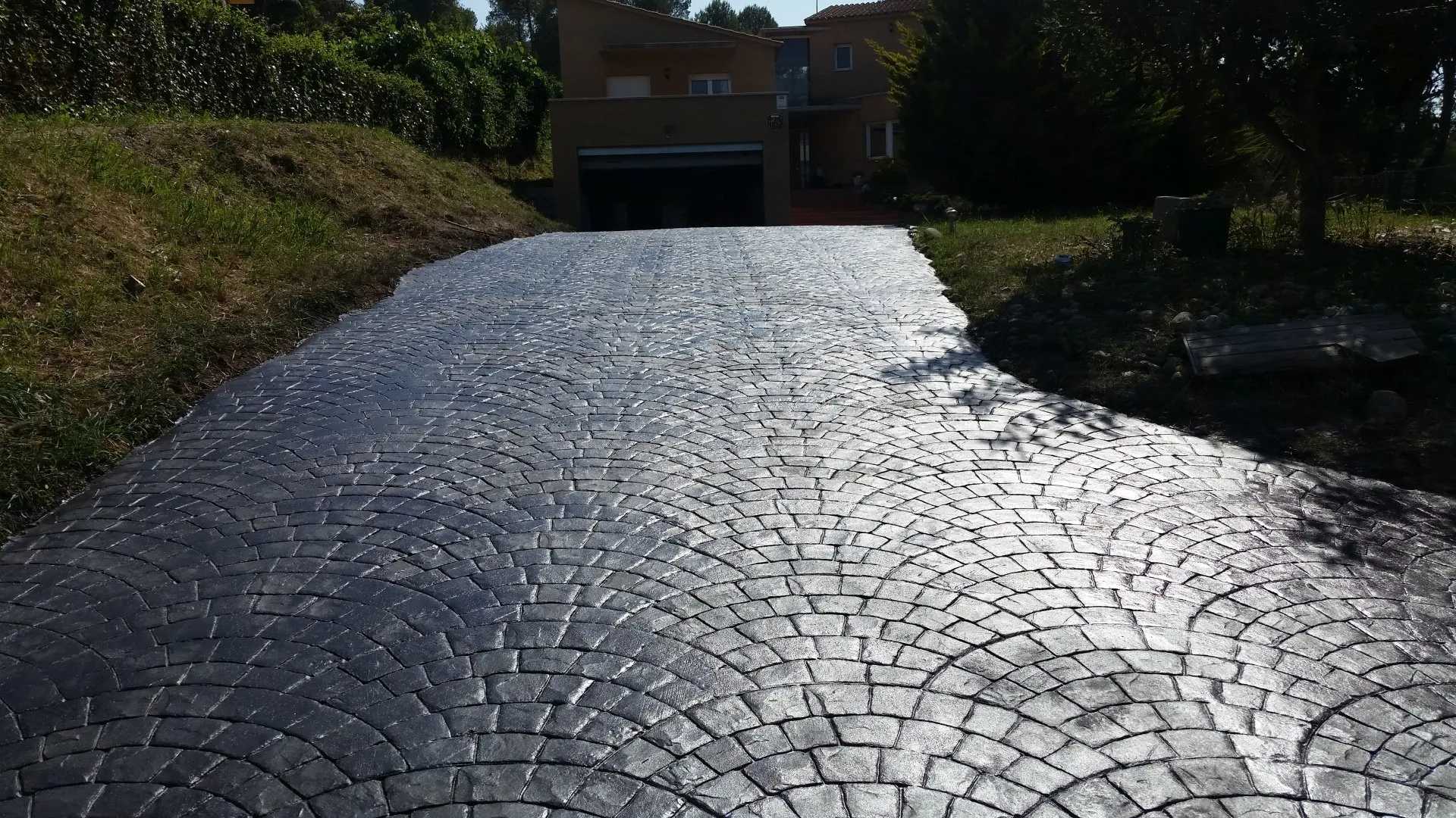 Entrada a una casa con cemento estampado