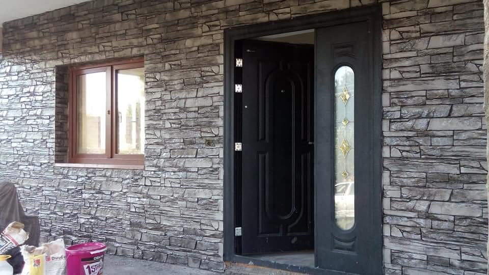 Puerta negra en una casa