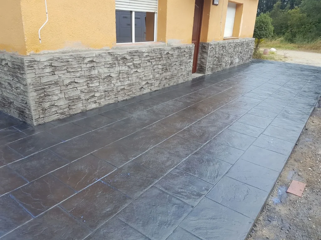 Acera de hormigón en un chalet