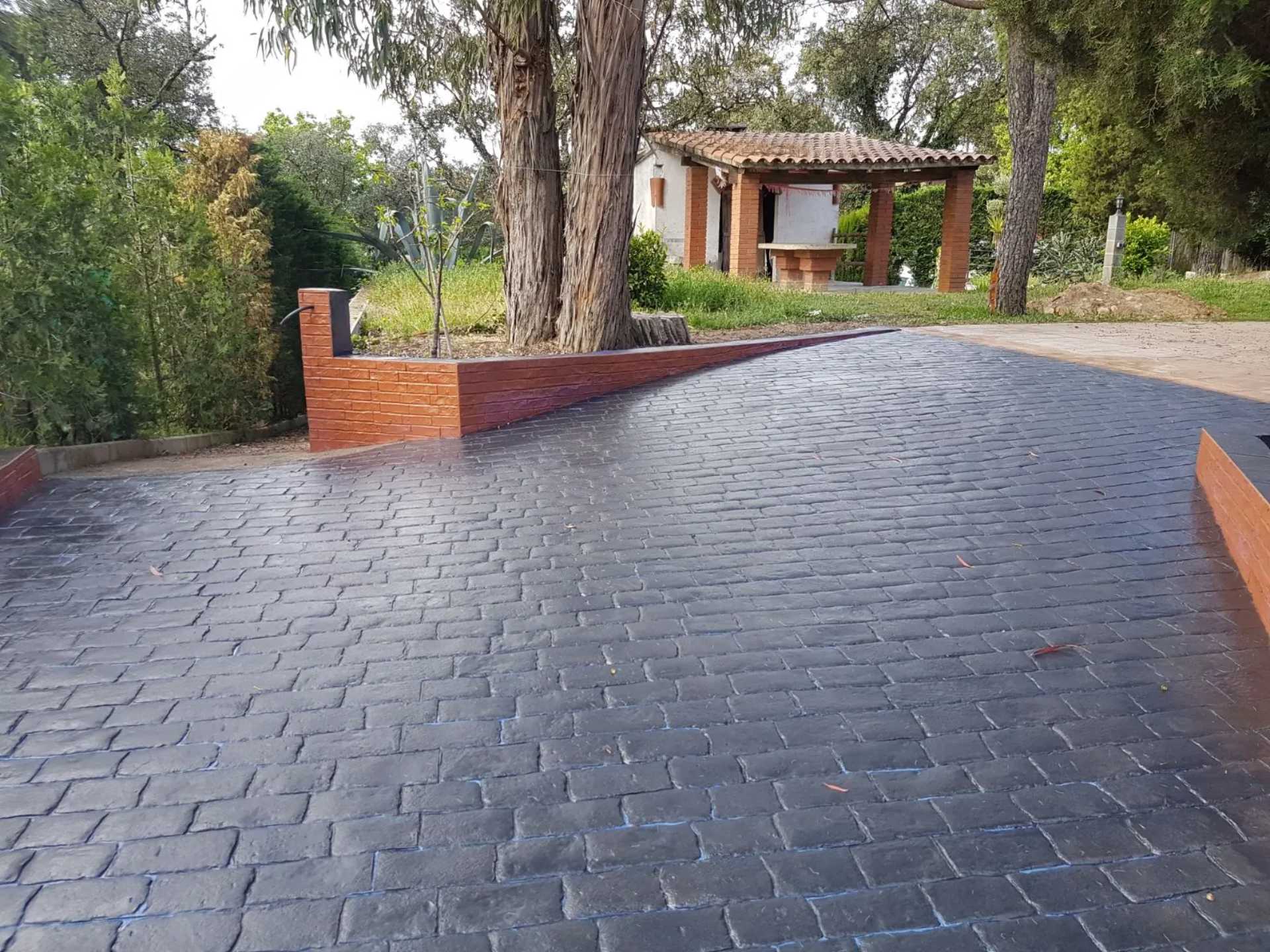 Entrada a un chalet de hormigón impreso